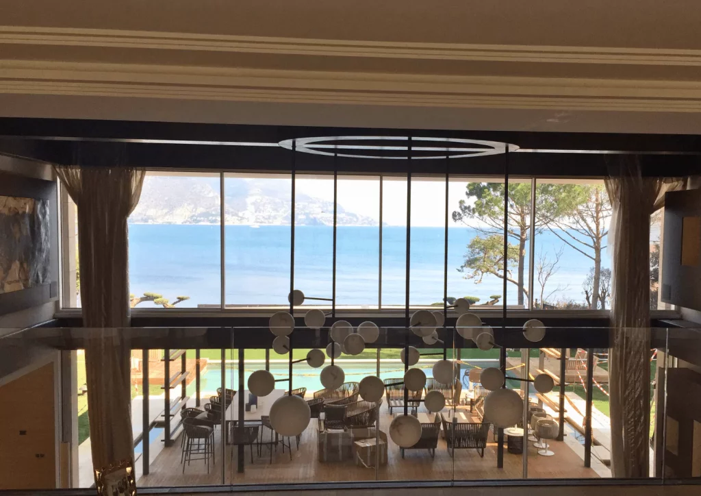 installation-fenetres-sur-mesure-restaurant-monaco