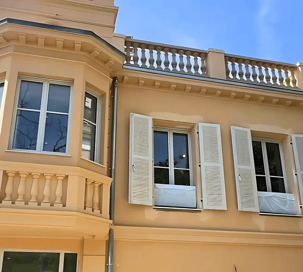 villa-a-cap-dail-menuiseries-volets-bois-projet-monaco-fenetres