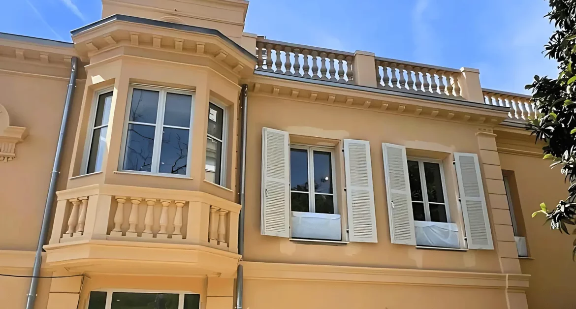 villa-a-cap-dail-menuiseries-volets-bois-projet-monaco-fenetres